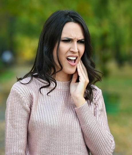 Woman with a toothache in Vienna